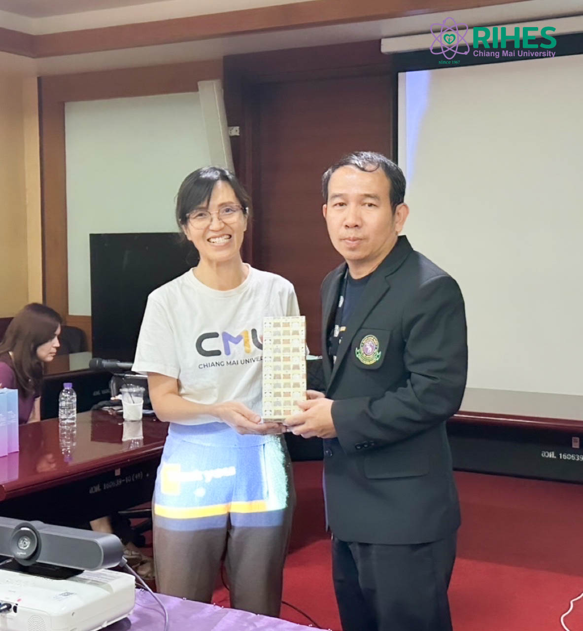 ONE RIHES KM TEAM สถาบันวิจัยวิทยาศาสตร์สุขภาพ เชิญ คุณธีรายุทธ ทองสุข นักบริหารเทคโนโลยีการศึกษา คณะอุตสาหกรรมการเกษตร ผู้ได้รับรางวัลผู้ปฏิบัติงานดีเด่น ด้านสร้างสรรค์นวัตกรรม ช้างทองคำ ปี 2567 มาเป็นวิทยากรให้กับกับบุคลากรสถาบันฯ