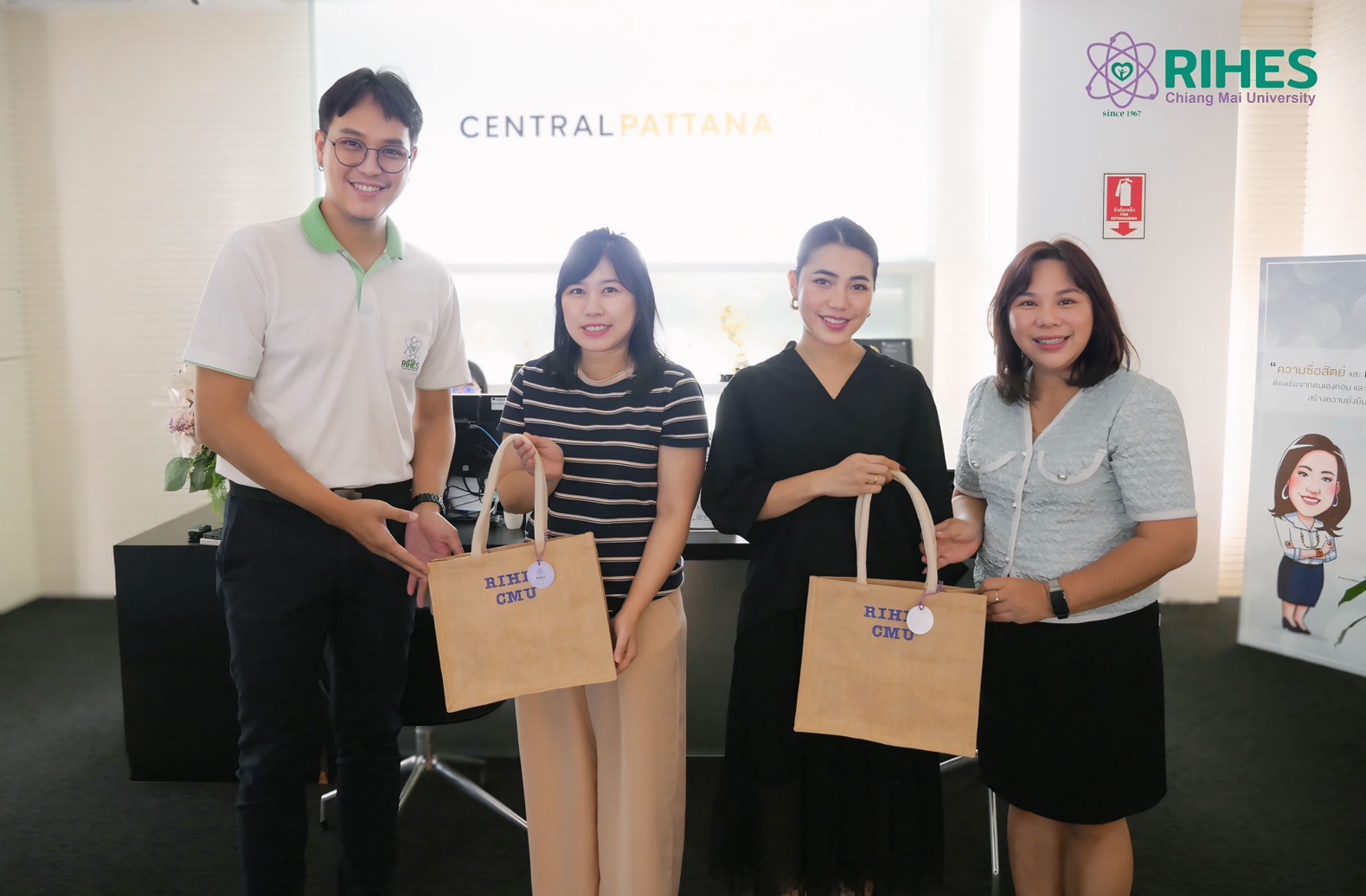 สถาบันวิจัยวิทยาศาสตร์สุขภาพ แสดงความขอบคุณ เซ็นทรัล เชียงใหม่ ที่ให้การสนับสนุน และเอื้อเฟื้อสถานที่ในการจัดกิจกรรมคืนลมหายใจที่ไร้ฝุ่น โดยไม่เสียค่าใช้จ่าย